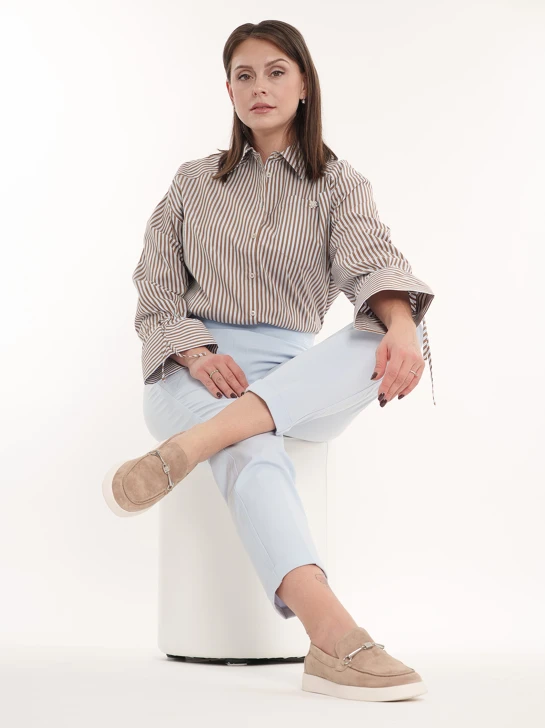 Tento stylový outfit kombinuje moderní střihy s jemnou barevnou paletou