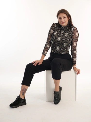 CATNOIR & WONDERS – elegantní černý outfit s grafickým vzorem a sportovním (5)