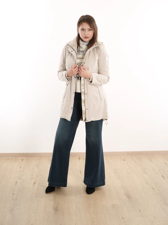 Tento outfit kombinuje eleganci s praktickým městským stylem