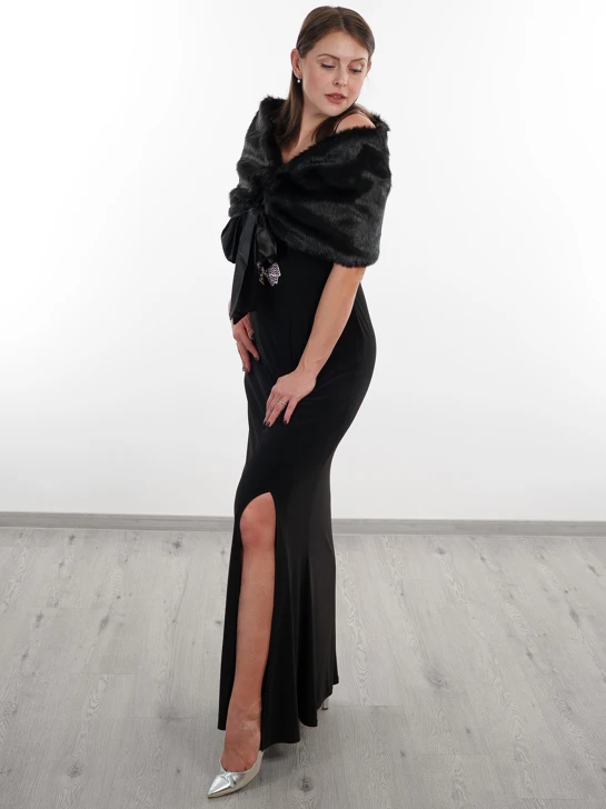 Tento elegantní večerní outfit kombinuje luxusní textury s klasickým střihem.