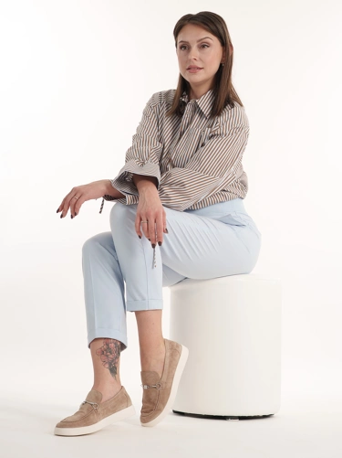 Tento stylový outfit kombinuje moderní střihy s jemnou barevnou paletou (5)