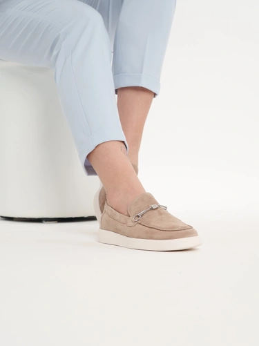 Tento stylový outfit kombinuje moderní střihy s jemnou barevnou paletou (6)